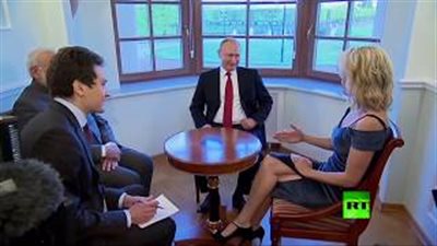 بالفيديو.. بوتين يغازل صحفية أمريكية: «الصمت في حرم الجمال جمال»