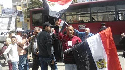 انتشار بائعي الأعلام أمام لجنة مدرسة التوفيقية بروض الفرج (صور)