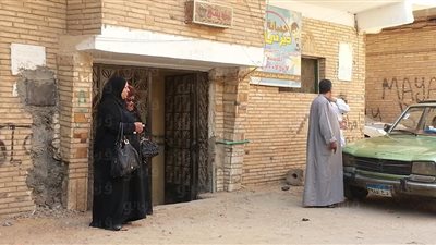 بالصور.. قلق وتوتر بين أولياء أمور طالبات الثانوية العامة بالحوامدية