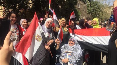 ارتداء تيشيرتات تحمل صور السيسي ورفع أعلام مصر بالمعادي (صور)