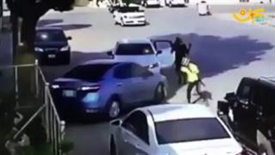 بالفيديو.. لصوص يبتكرون خدعة ماكرة لسرقة السيارات بالرياض