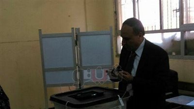 نقيب الصحفيين يدلي بصوته في الانتخابات الرئاسية (صور)