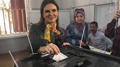 سحر نصر تدلي بصوتها في انتخابات الرئاسة بمصر الجديدة (فيديو)