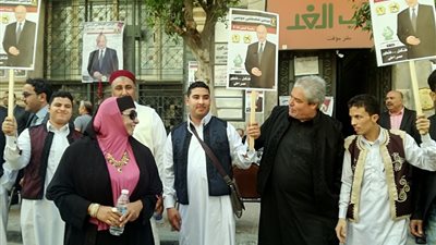 أنصار موسى مصطفى موسى يتجمعون أمام مقر حزب الغد (صور)