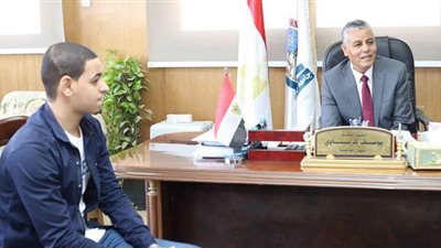 بعد واقعة بائع الفريسكا.. رئيس جامعة جنوب الوادي يكرم 