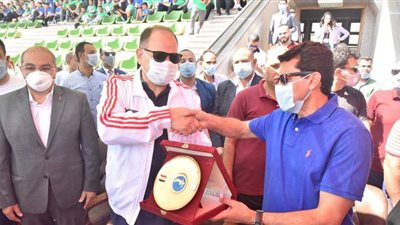 وزير الرياضة يتبادل الدروع مع محافظ ورئيس جامعة أسيوط بماراثون الدراجات الهوائية | صور