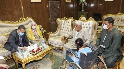 محافظ المنوفية يقرر صرف إعانات لحالات إنسانية | صور