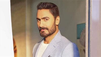 تامر حسني يلبي رغبة طفل من أصحاب الهمم ويهديه كرسي بمواصفات خاصة للسباق