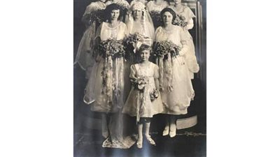 تاجر تحف قديمة يبحث عن أصحاب صورة زفاف عمرها 100 عام