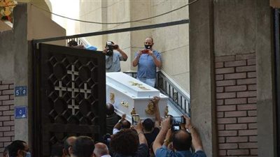 جمال العدل وأحمد بدير وأشرف زكي يودعون المنتصر بالله من كنيسة أبو سيفين | صور