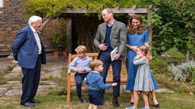 عالم طبيعة يهدي الأمير جورج أسنان سمكة قرش عاشت منذ أكثر من 3 ملايين عام