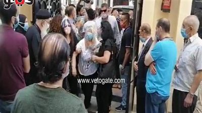 انهيار زوجة الفنان الراحل المنتصر بالله في جنازته | فيديو