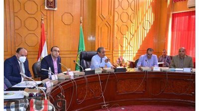 محافظ الإسماعيلية يستعرض الموقف التنفيذي لتبطين الترع