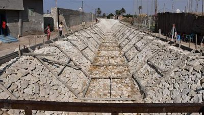 تبطين الترع بالفيوم لحل أزمة نقص مياه الري في النهايات