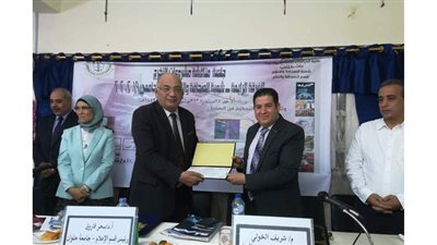 مناقشة مشروعات تخرّج طالبات الصحافة والإعلام بجامعة الأزهر | صور