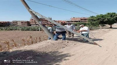 إعادة الحركة المرورية لطبيعتها بعد تصادم سيارة بعمود إنارة في طوخ بالقليوبية