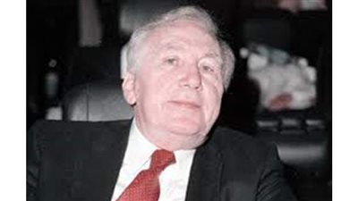 نزار قباني يهاجم توفيق الحكيم دفاعا عن عبد الناصر