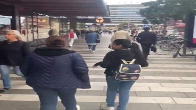 بدون كمامة أو تباعد.. السويديون يحتفلون بالتعافي من موجة كورونا الثانية | فيديو