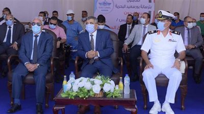 رئيس هيئة قناة السويس ومحافظ بورسعيد يشهدان تدشين القاطرة 