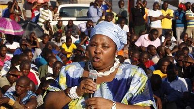 رئيس جنوب إفريقيا يحرم وزيرة الدفاع من رواتب 3 أشهر