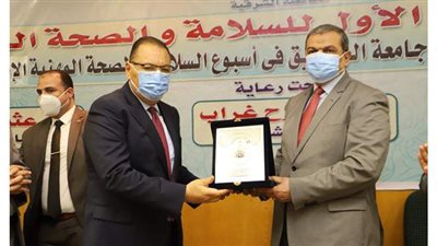 وزير القوى العاملة ومحافظ الشرقية يتبادلان الدروع في حفل توزيع عقود لذوي القدرات