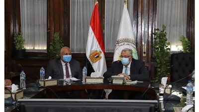 وزير الزراعة يجتمع مع أعضاء منظومة تحديث الري الحقلي..  ويؤكد على اهتمام القيادة السياسية بسرعة إنجاز المشروع