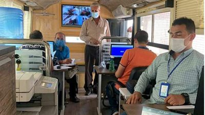 رئيس مياه الدقهلية يتابع العمل داخل سيارة خدمة العملاء المتنقلة بشرق المنصورة