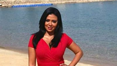 رانيا يوسف بإطلالة مثيرة على البحر في أحدث ظهور