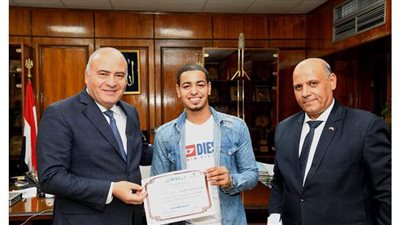 محافظ قنا يكرم طالب القصب وشقيقه لتفوقهم العلمي | صور