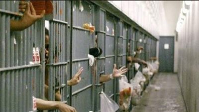 إيران تطلق سراح وتخفف أحكام 80 ألف سجين