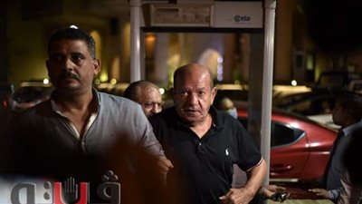 رغم إصابته بالجلطة.. لطفي لبيب يشارك في عزاء المنتصر بالله | فيديو