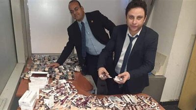 ضبط راكب استغل إعاقة والده لتهريب بضائع وهواتف محمولة بمطار القاهرة | صور