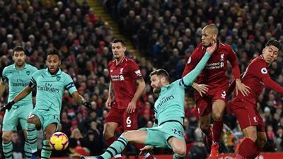 ليفربول يتقدم على أرسنال بثنائية في الشوط الأول