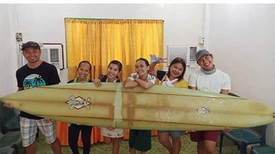 لوح ركوب أمواج يسبح عامين من هاواي إلى الفلبين