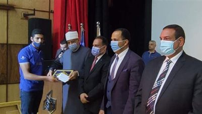 احتفالًا بالعيد القومي.. محافظ البحيرة يكرم أوائل الثانوية العامة والأزهرية والدبلومات