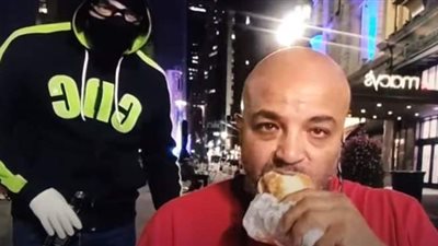 كان يستعد لبث فيديو تحريضي.. مصري يصفع إخوانيًّا 