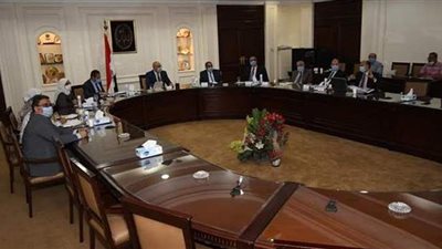 وزير الإسكان يتابع موقف توصيل المرافق وتسليم قطع الأراضى بمشروع 