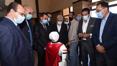 مدبولي يبدأ جولته في كفر الشيخ  باستعراض نماذج روبوتات بكلية الذكاء الاصطناعي