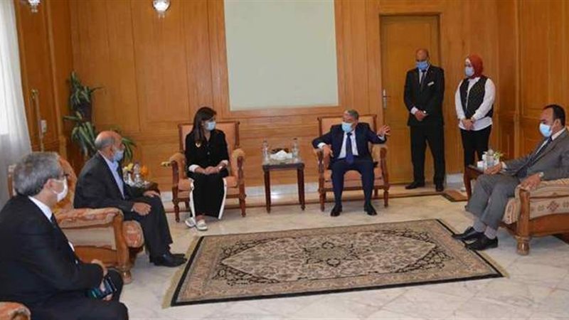 خلال لقاء القاضي