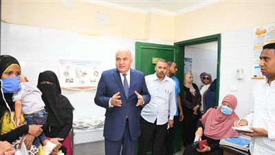 محافظ قنا يتفقد مركز إيواء الأطفال بمركز الصحة الأوروبي | صور