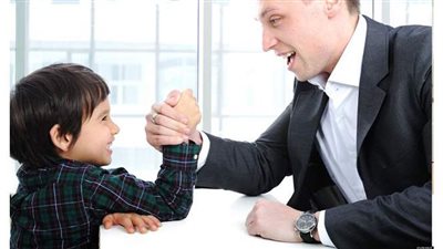 5 طرق تربوية تساعدك في تعزيز ثقة ابنك في نفسه