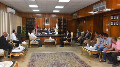 محافظ قنا يعقد اجتماعا تنظيما لإقامة معارض أهلا مدارس | صور