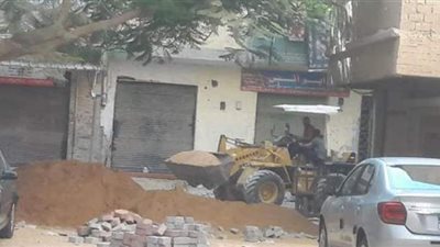 استكمال أعمال تركيب بلاط الانترلوك بالمناطق غير المخططة بحي الهرم | صور