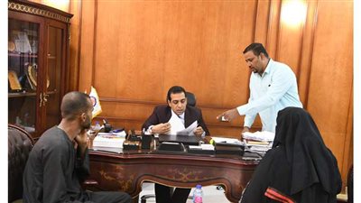 محافظ قنا ونائبه يستقبلان المواطنين لسماع شكواهم