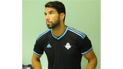 شريف إكرامي: لا يوجد لاعب في الأهلي يسيطر على غرفة خلع الملابس | فيديو