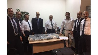 إحباط تهريب ٢٥٠ هاتف محمول بحوزة راكب في مطار القاهرة