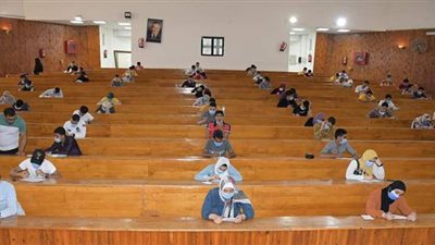 176  طالبا يؤدون اختبارات القدرات بـ