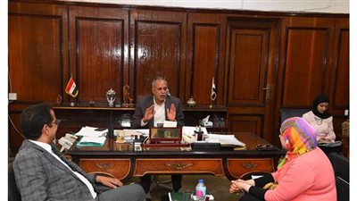 محافظ قنا يستقبل المواطنين بمكتبه للاستماع لشكواهم