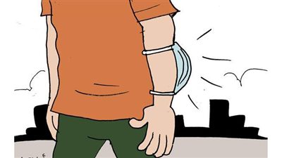 لما تزهق من لبس الكمامة في كاريكاتير 