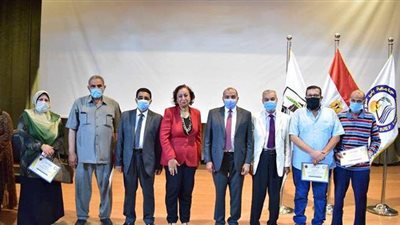 مجلس جامعة بني سويف يكرم الموظفين المحالين على المعاش